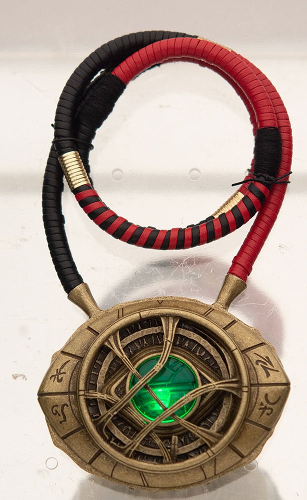 6092-doctor-strange-eye-of-agamotto-light-up-pendant-necklace-2.jpg